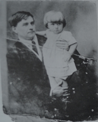Казимир Малевич с дочерью Уной (1921 г.)